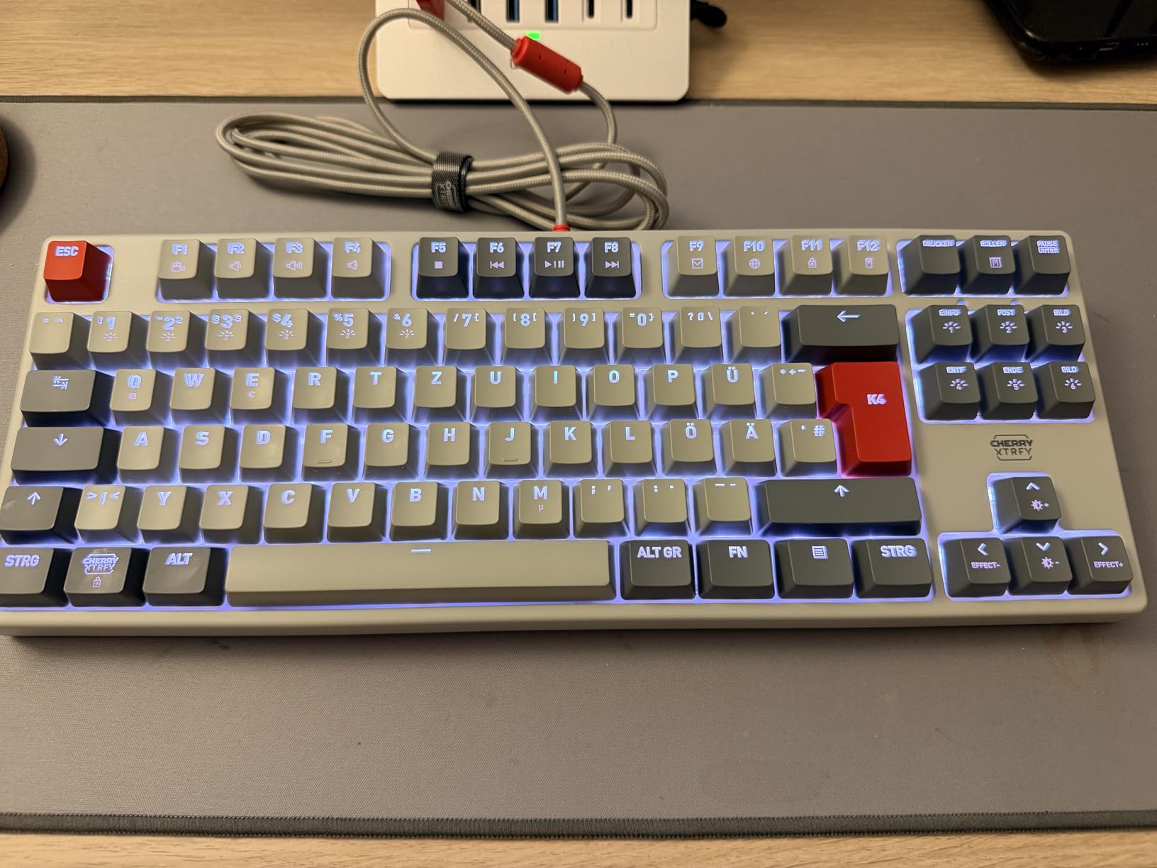 Xtrfy K4V2 TKL tastiera gaming bianca QWERTZ RGB MX Red