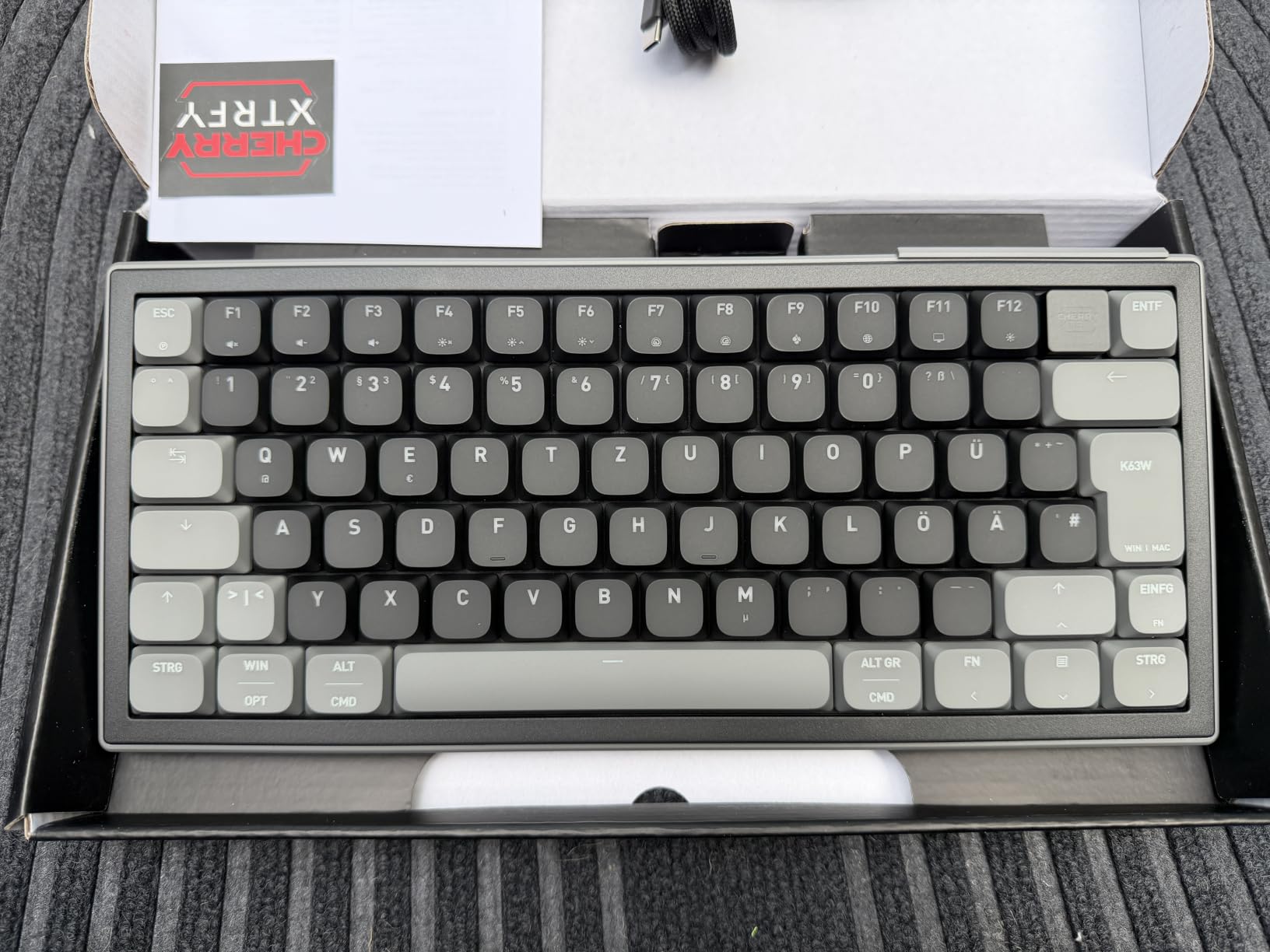Cherry Xtrfy K63W Pro Tastiera Gaming 70% DE QWERTZ UWB