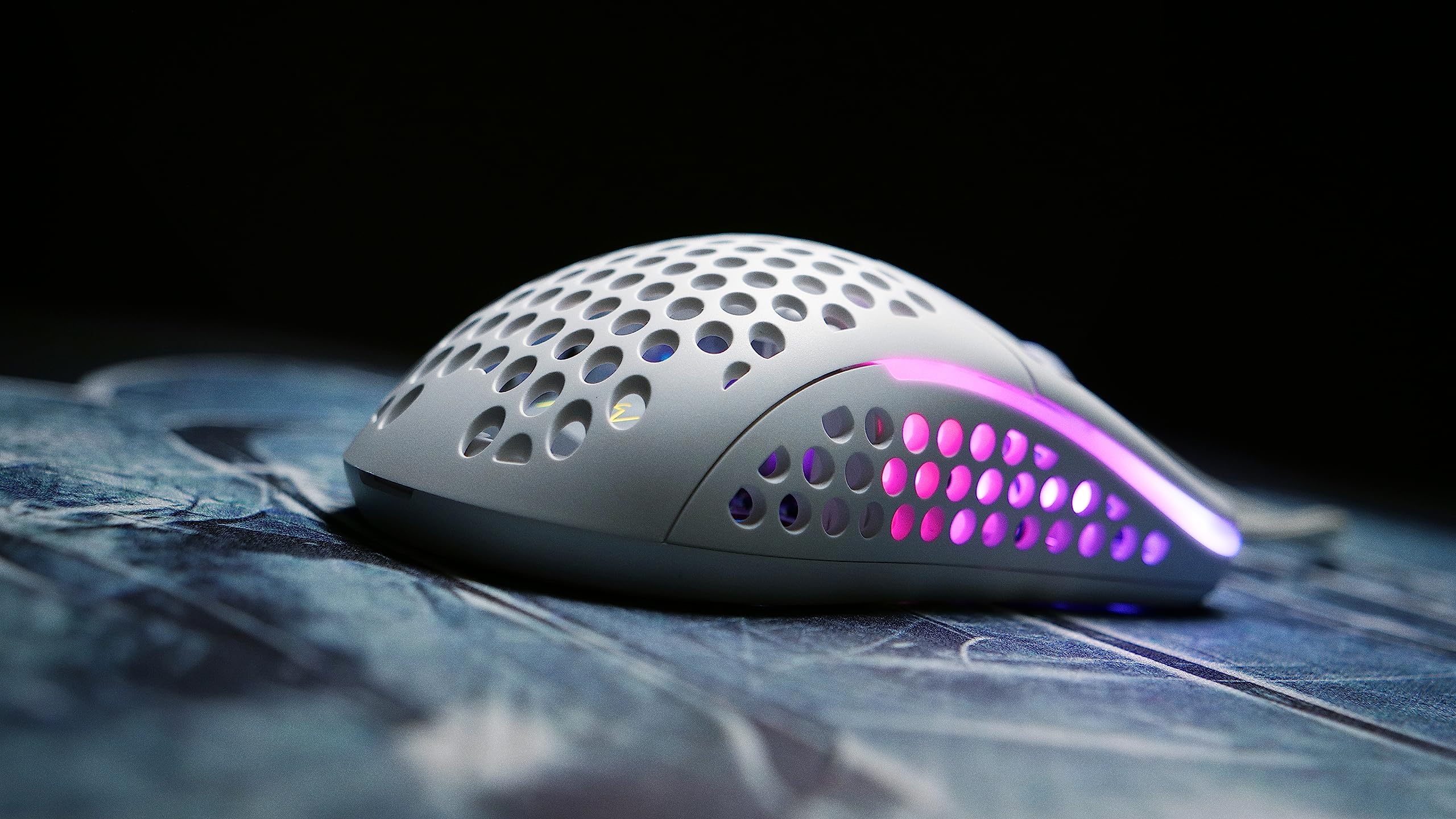 Xtrfy M42 RGB mouse gaming con filo bianco ultraleggero