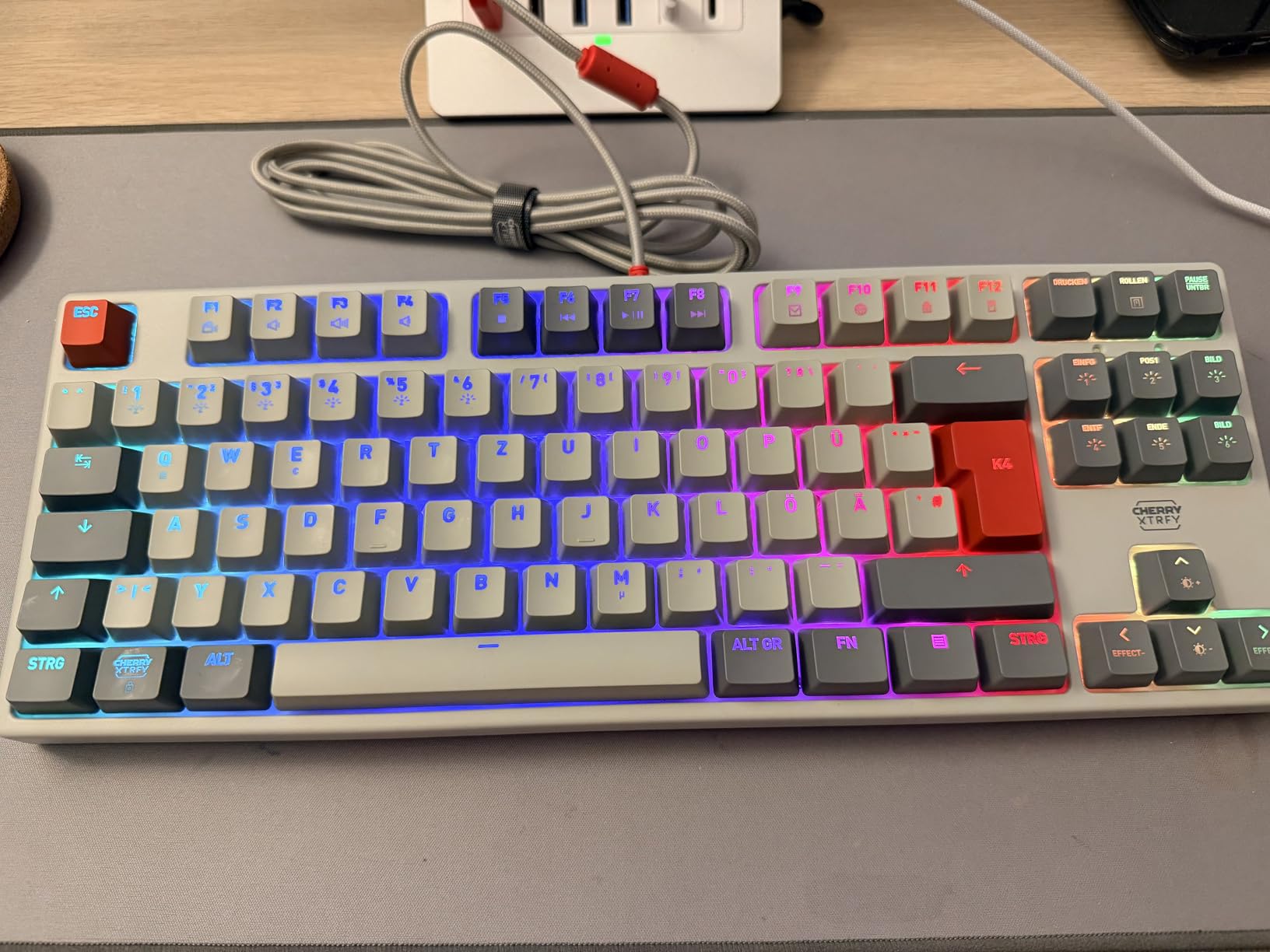 Xtrfy K4V2 TKL tastiera gaming bianca QWERTZ RGB MX Red