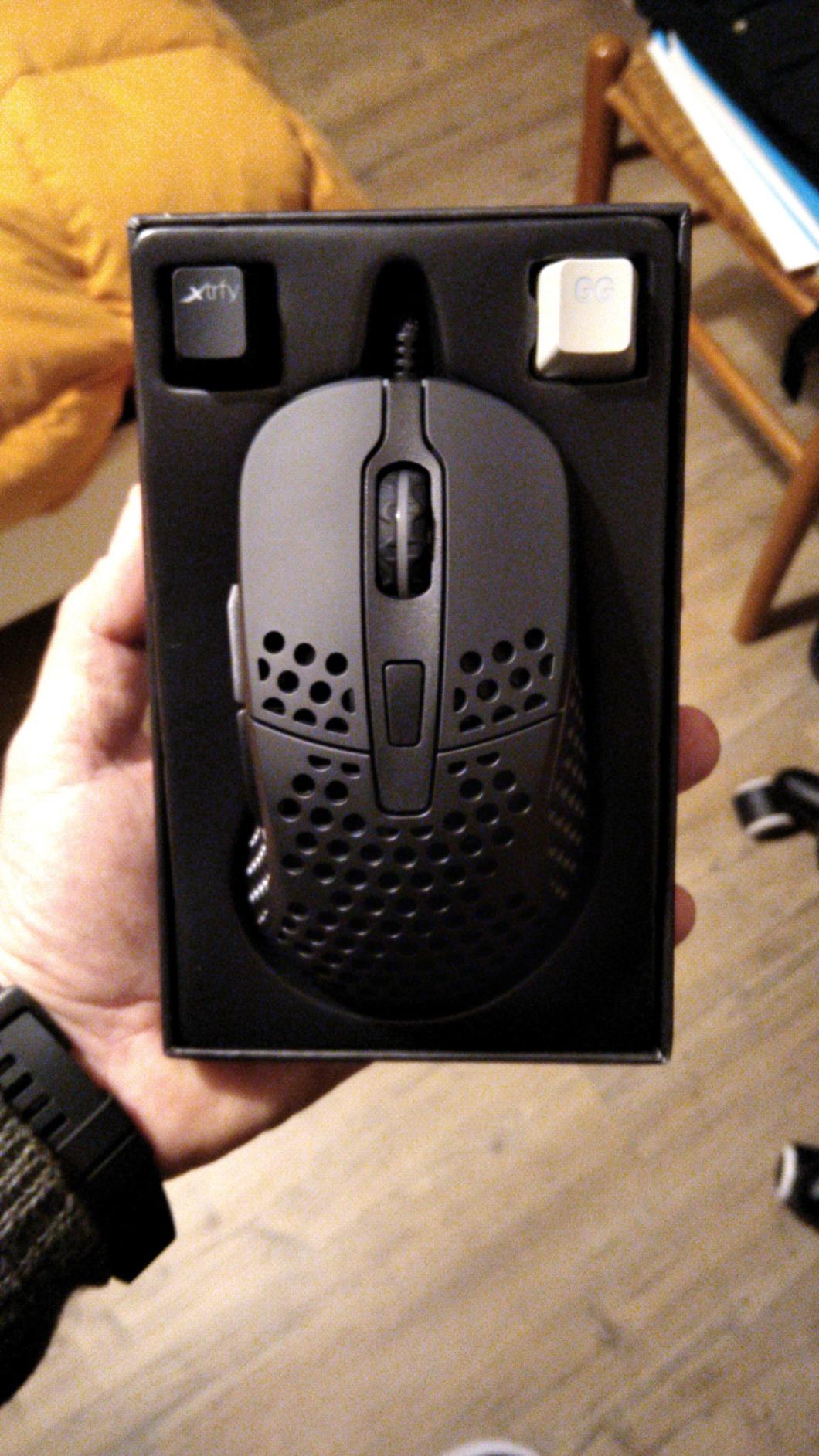 Xtrfy M4 RGB mouse gaming cablato nero ultraleggero